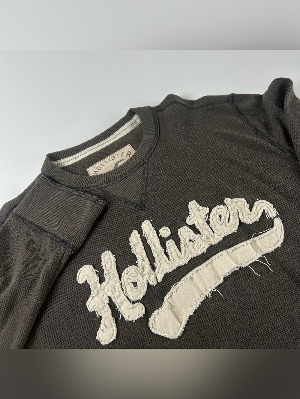 Hollister Men’s SZ XL VTG Y2K Gray Thermal Waffle Spell Out Long Sleeve Shirt